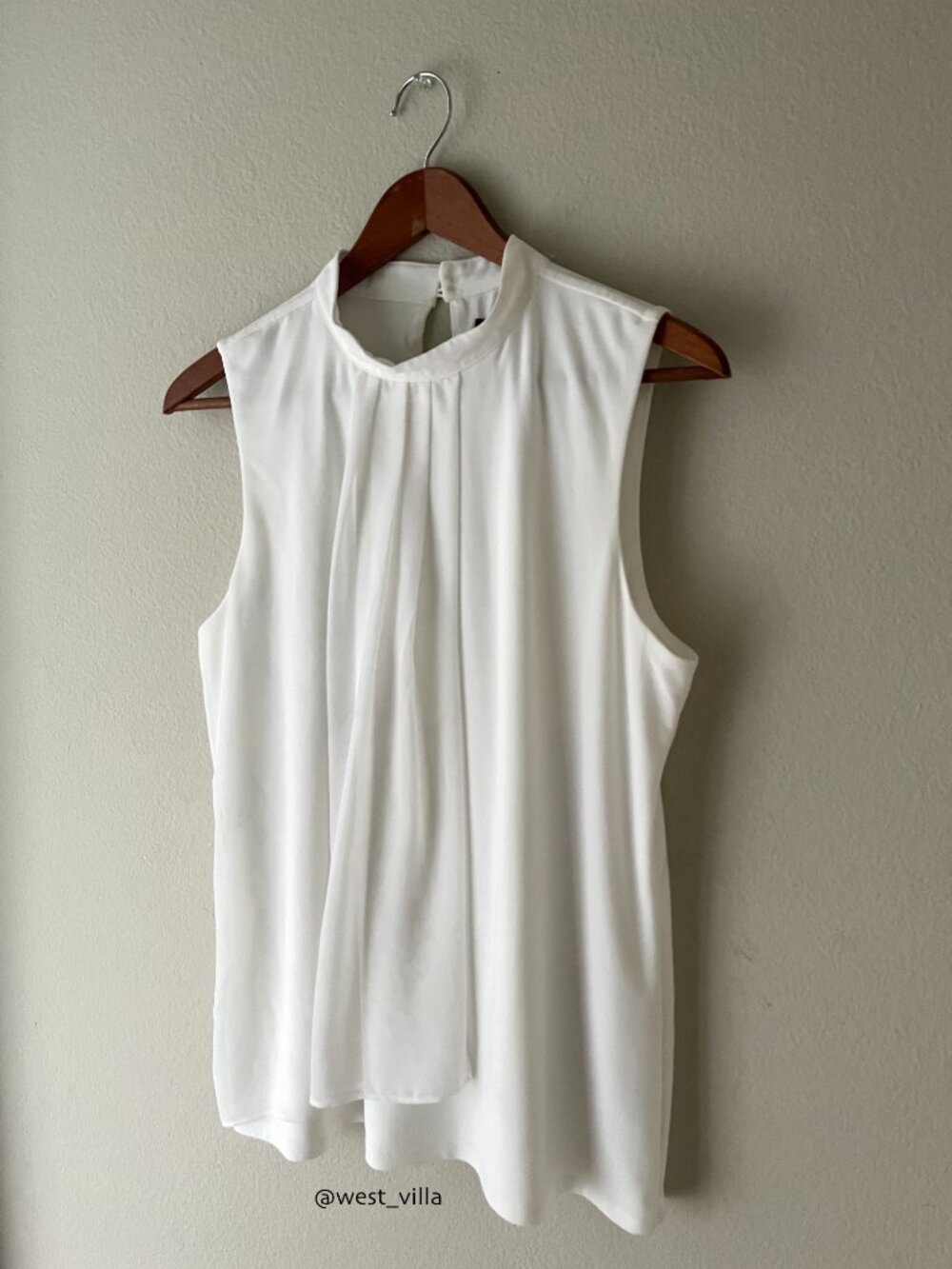 White House Black Market Womens M White Sleeveless Mock Neck Pleated Blouse Top - Picture 3 of 7